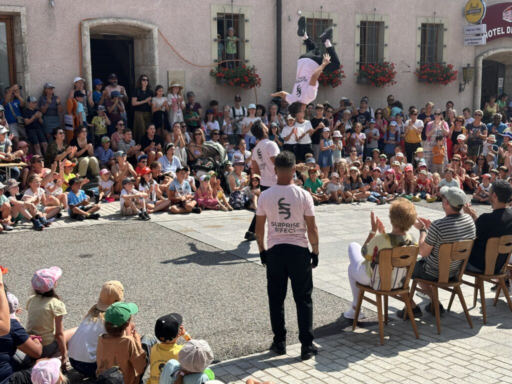 Un salto arrière lors du festival au pays des enfants