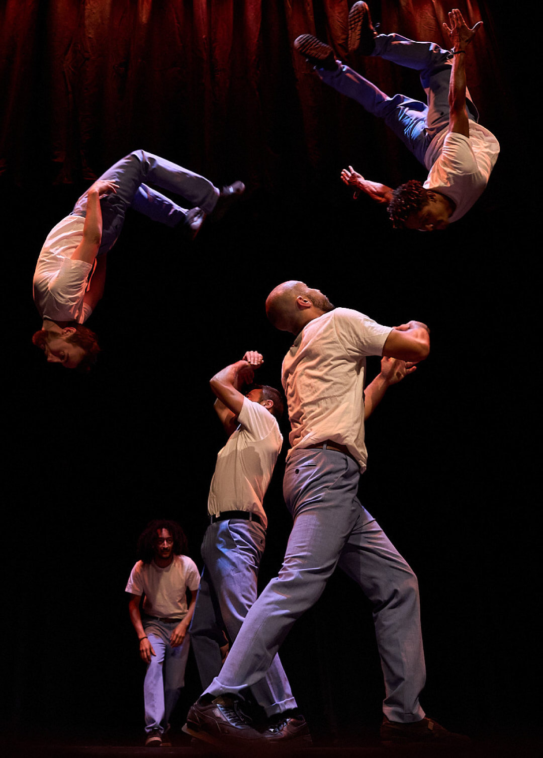 4 protagonistes de la compagnie surprise effect au début du spectacle sur un banc sur leur téléphone.