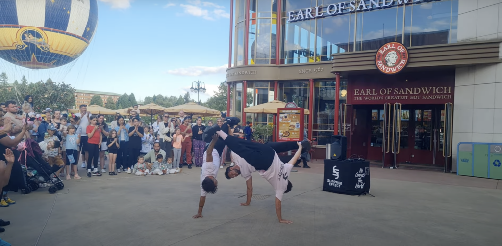 Surprise Effect en spectacle de breakdance à Disney Village